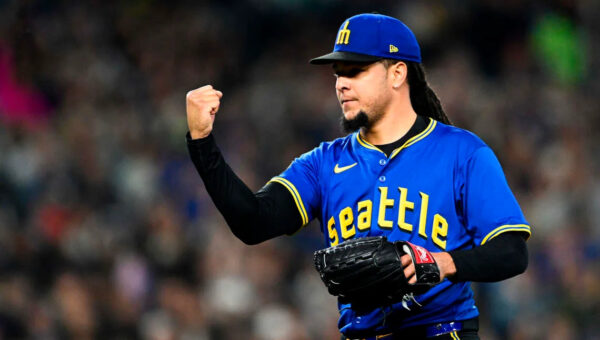 Mariners trade Luis Castillo to White Sox in four-player deal