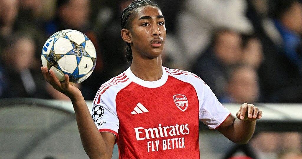 Arsenal announce deal for Salmon