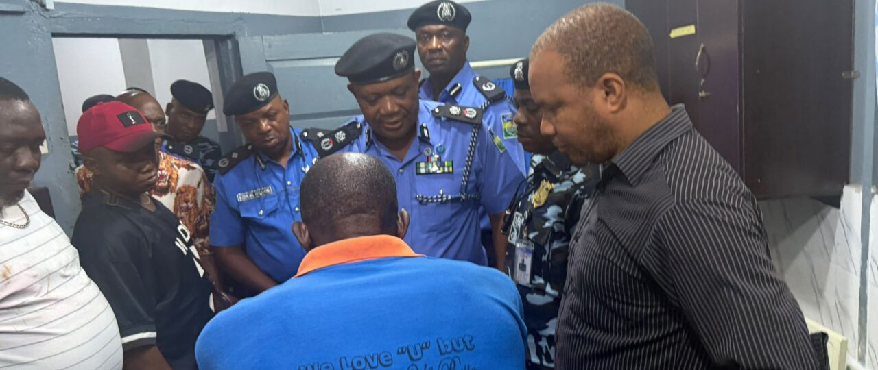 Pandemonium at Onitsha Head Bridge as policeman shoots trader over N5,000 bribe