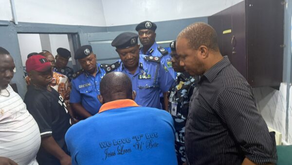 Pandemonium at Onitsha Head Bridge as policeman shoots trader over N5,000 bribe