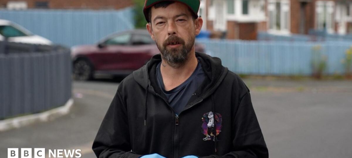 'Minion Man' paints over estate's obscene graffiti