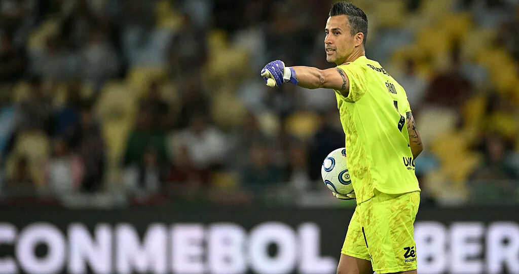 At 45, Fábio sends Fluminense into the Libertadores quarter-finals
