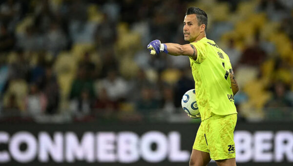 At 45, Fábio sends Fluminense into the Libertadores quarter-finals