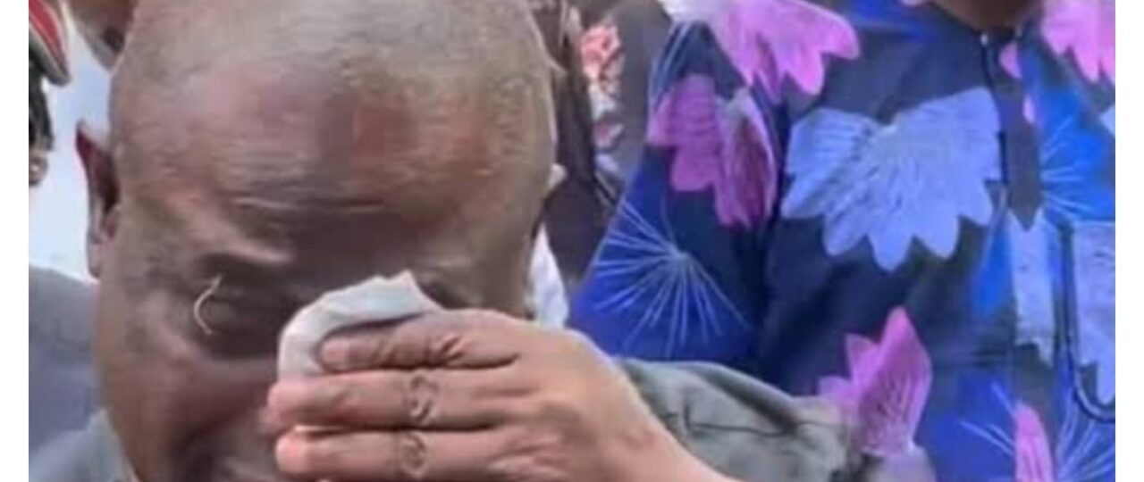 Taiwo Hassan: Yinka Quadri breaks down in tears at Ogogo’s burial [VIDEO]