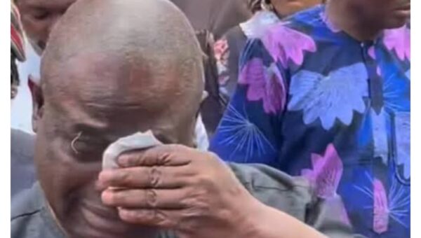 Taiwo Hassan: Yinka Quadri breaks down in tears at Ogogo’s burial [VIDEO]