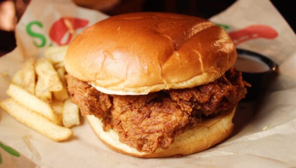 I tried Chili’s crispy chicken sandwich, which is driving sales. It showed me why the chain is winning the value wars.