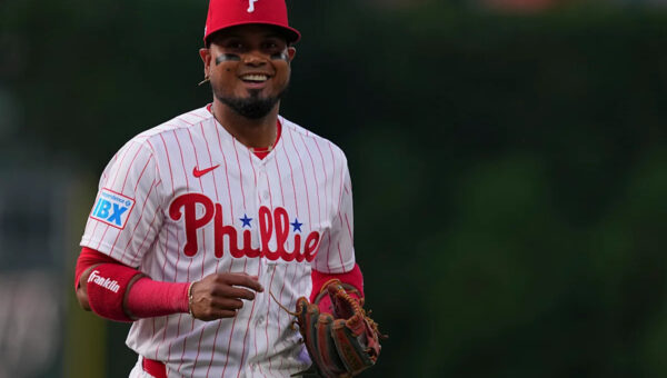 Phillies 2B Luiz Arráez knocks RBI single in first at-bat of debut