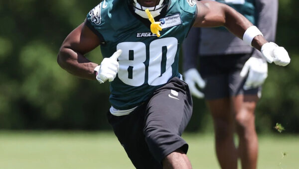 Darius Cooper gains national media attention at Eagles training camp