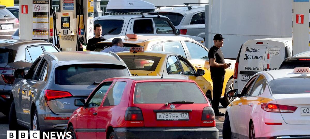 Steve Rosenberg: Shortage of petrol but not patriotism as Russians feel growing impact of war