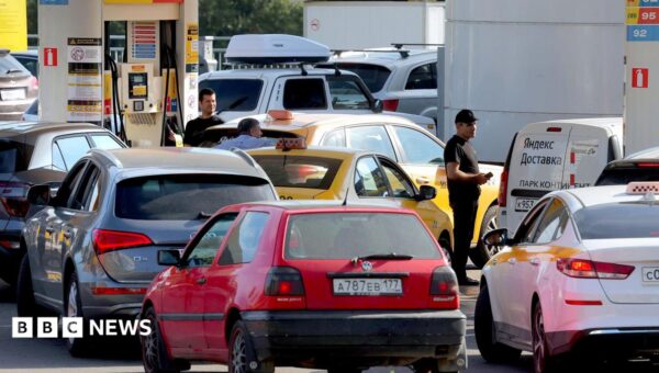 Steve Rosenberg: Shortage of petrol but not patriotism as Russians feel growing impact of war