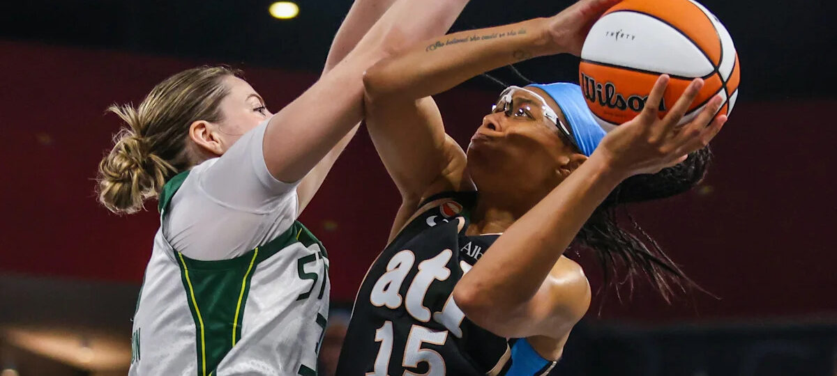 Allisha Gray leaves Dream-Aces game early after colliding with Jackie Young