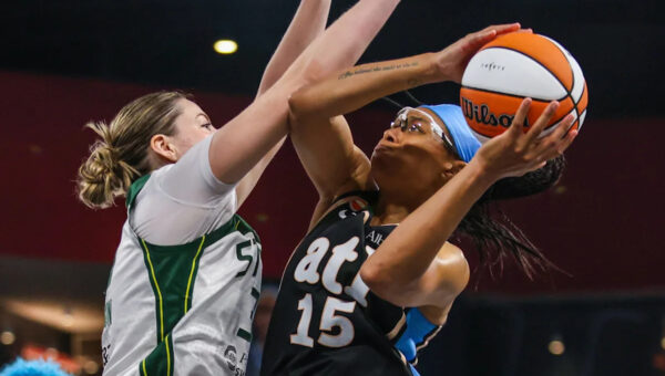 Allisha Gray leaves Dream-Aces game early after colliding with Jackie Young