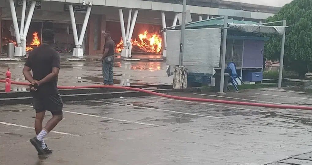BREAKING: Fire outbreak at popular SPAR shopping outlet in Calabar [VIDEO]