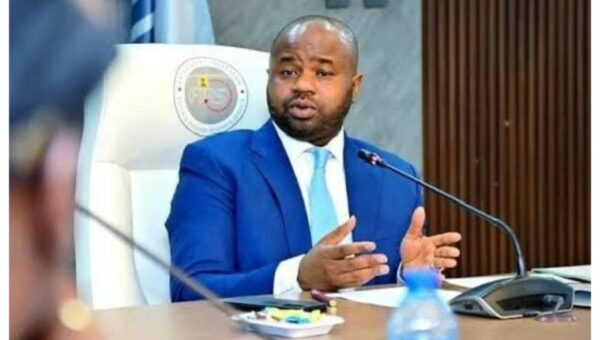Nigerians tackle NRS boss, Adedeji over Tinubu trekking to office, eating once daily comments