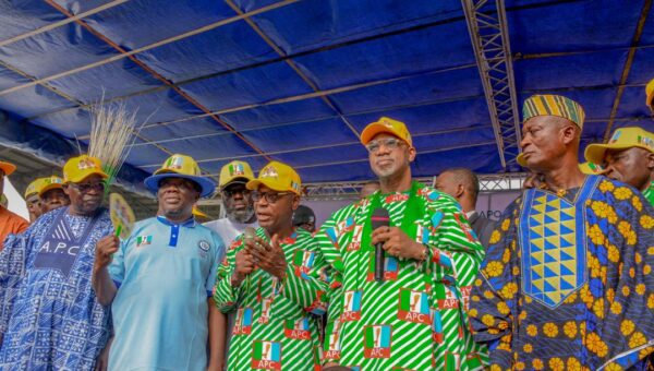 2027: Abiodun receives thousands of PDP, ADC defectors into APC, mobilises Ogun East