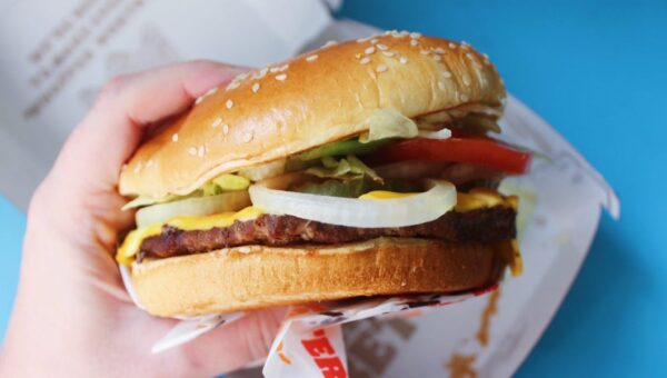 I tried Burger King's upgraded Whopper, which the chain says is helping drive sales. I can see why.