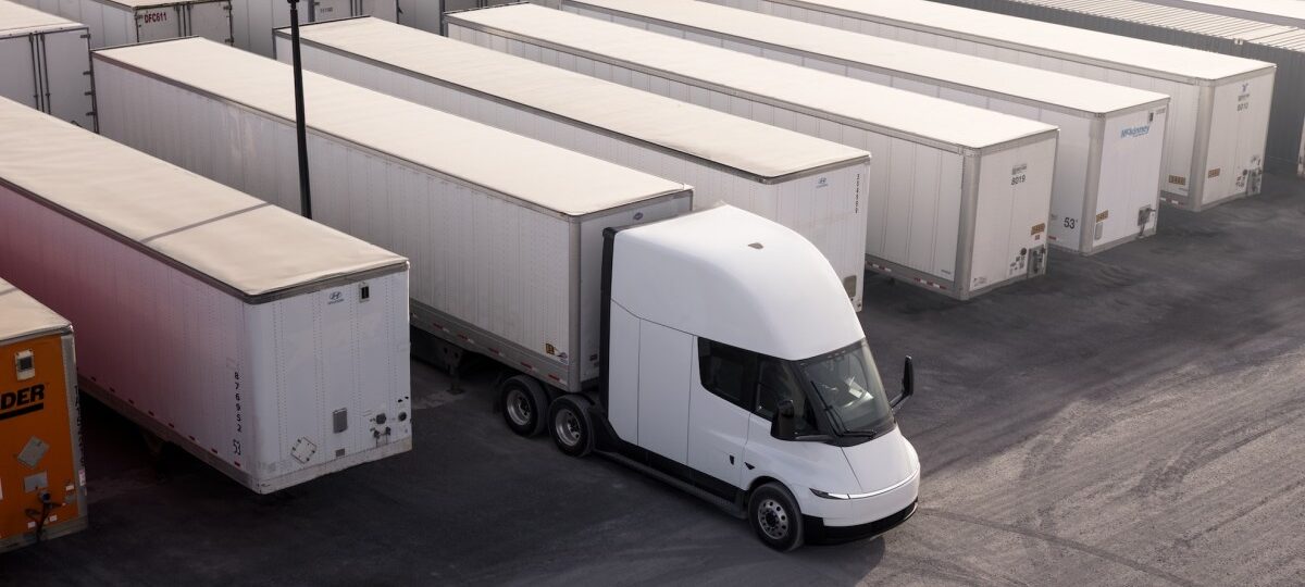 Einride strikes deal to add 500 Tesla Semis to its fleet