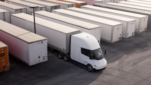 Einride strikes deal to add 500 Tesla Semis to its fleet