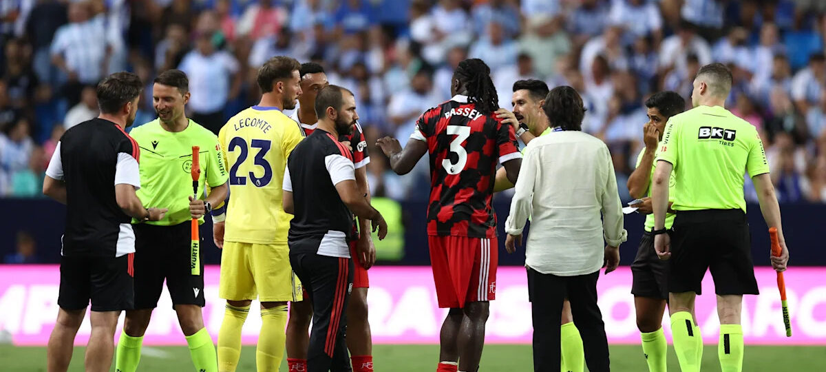 Arbeloa sent off; pens without a keeper... Málaga-Fulham