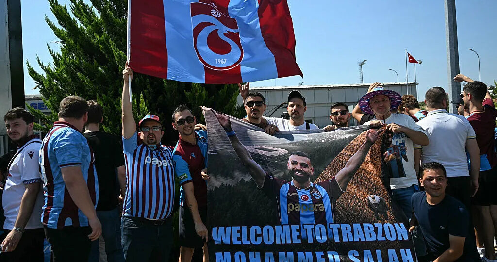 What a welcome! Mo Salah arrives in Türkiye ahead of surprise move