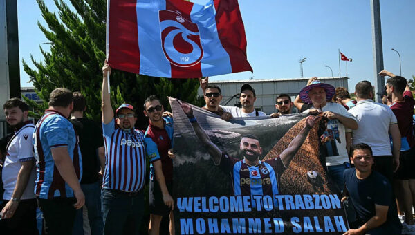 What a welcome! Mo Salah arrives in Türkiye ahead of surprise move