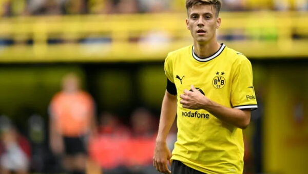 Dortmund's Konstantelias to miss 'several months' with knee injury