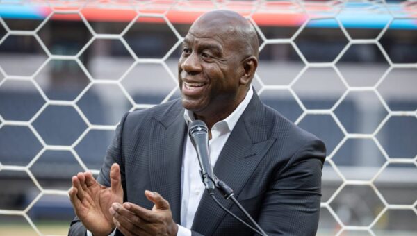 Magic Johnson says why he once ditched his millionaire teammates to talk to a ‘super super billionaire’