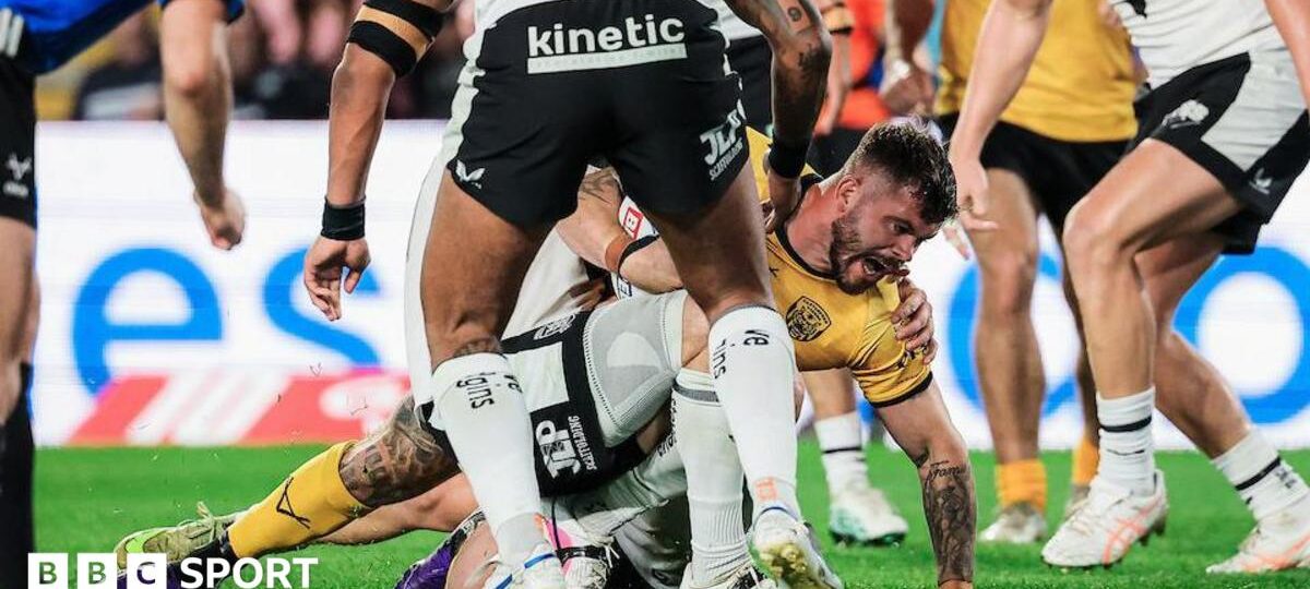 Castleford shrug off coach problems to beat Hull