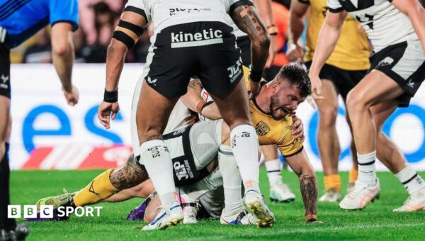 Castleford shrug off coach problems to beat Hull