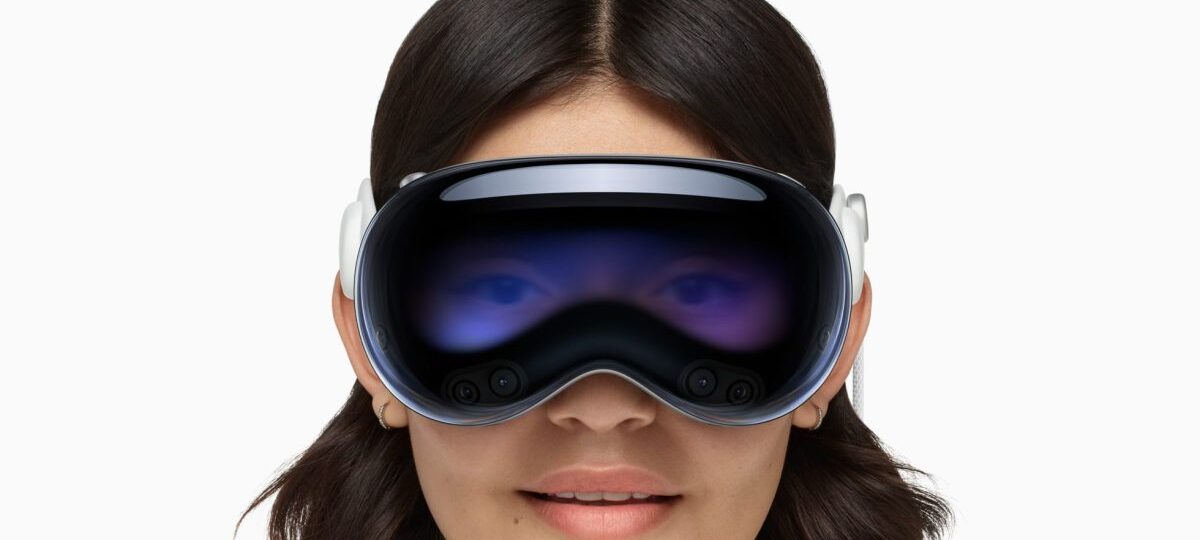 Apple is reportedly cutting hundreds of jobs from Siri, Vision Pro teams