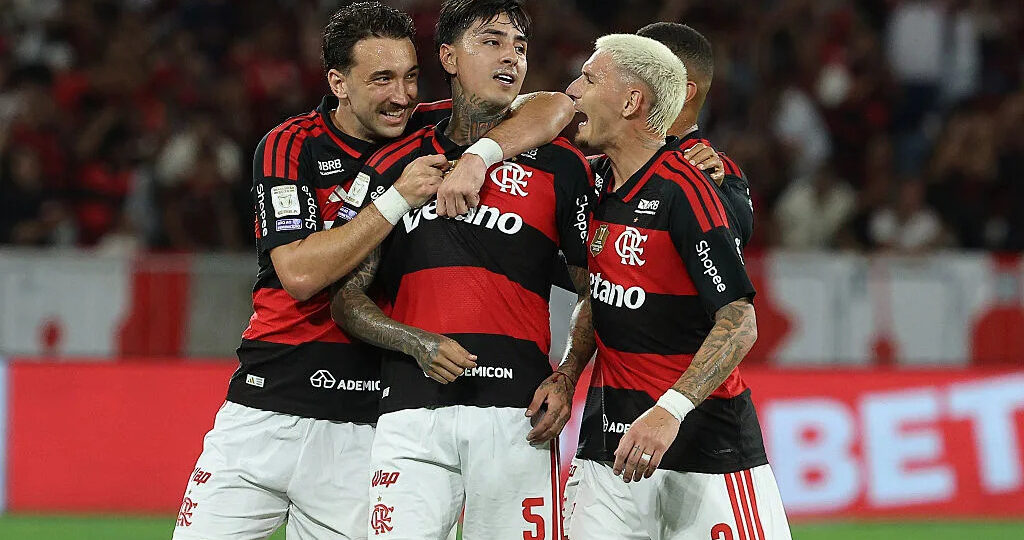 Flamengo seize on leaders' slip-up, win and focus on Libertadores
