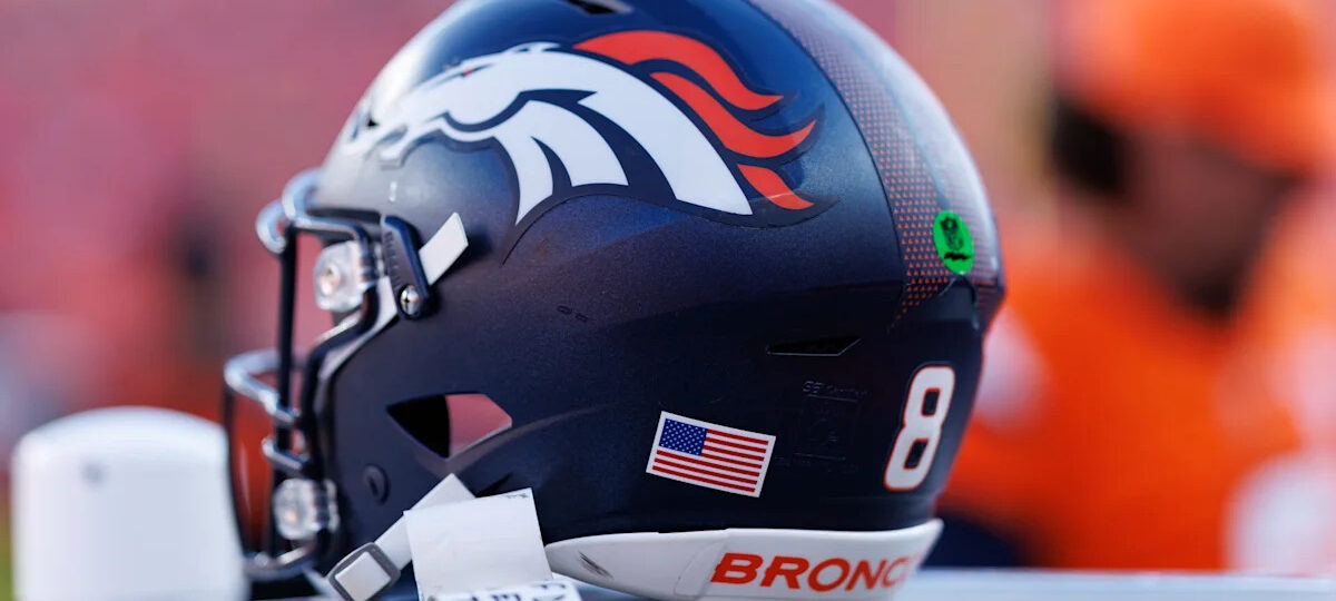 Broncos place C Mike Deiter on IR, sign C Lecitus Smith