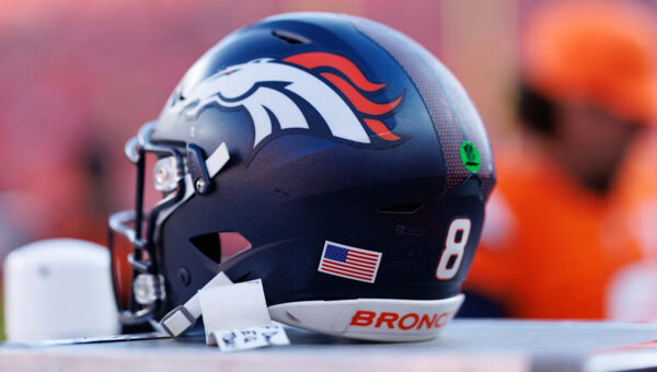 Broncos place C Mike Deiter on IR, sign C Lecitus Smith