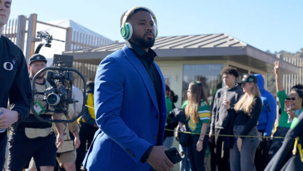 Oregon assistant Ra'Shaad Samples reportedly said name was 'DeSean Jackson' after crash that resulted in DUII, reckless driving charges