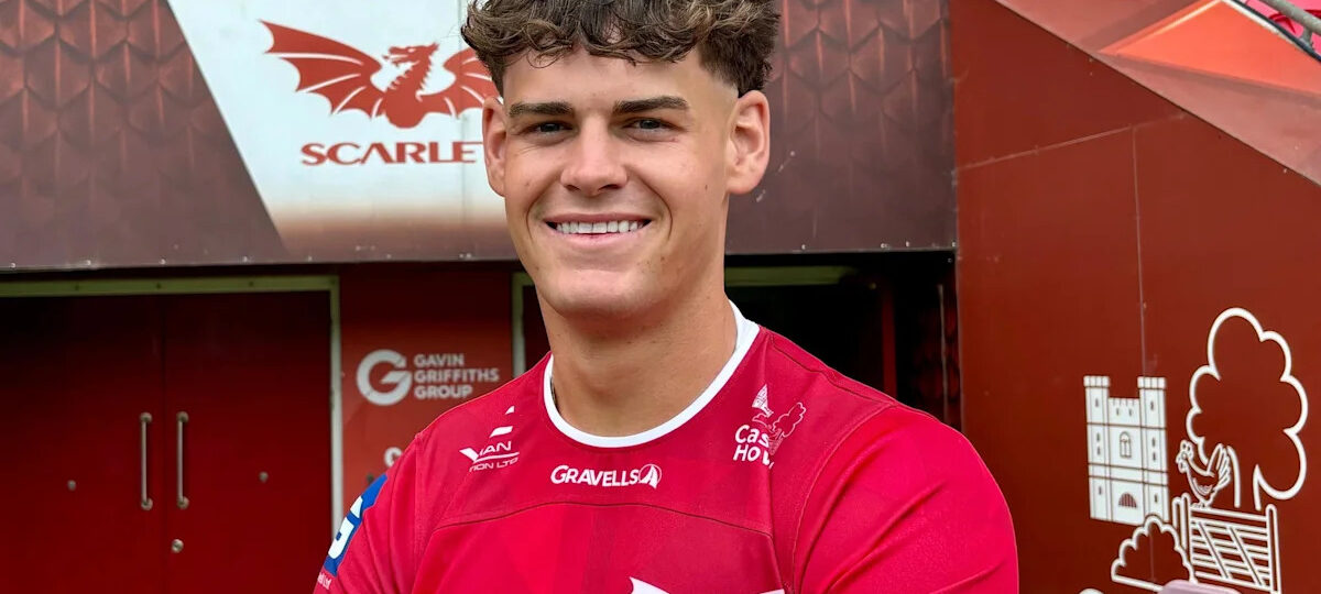 Wales centre James signs new Scarlets contract