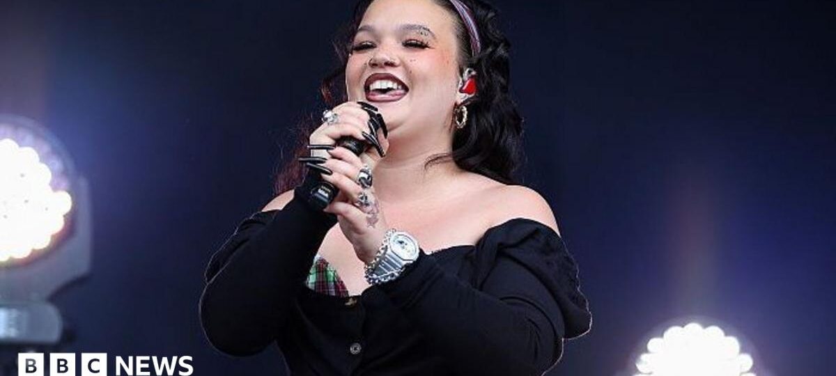 Lola Young surprises Reading Festival with final day set