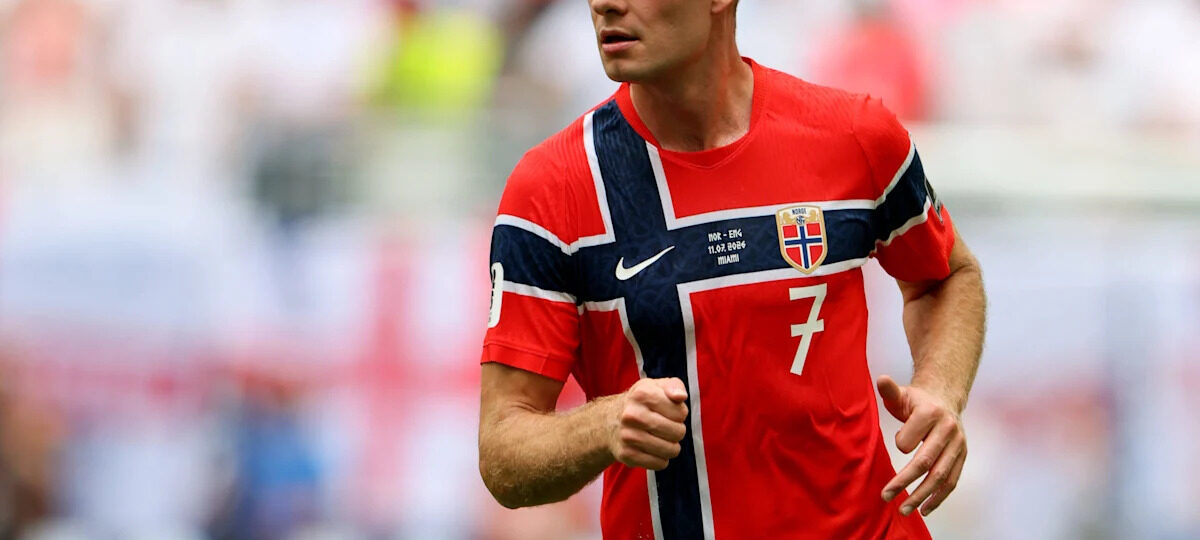 Manchester United offered the chance to sign forward for just £30m
