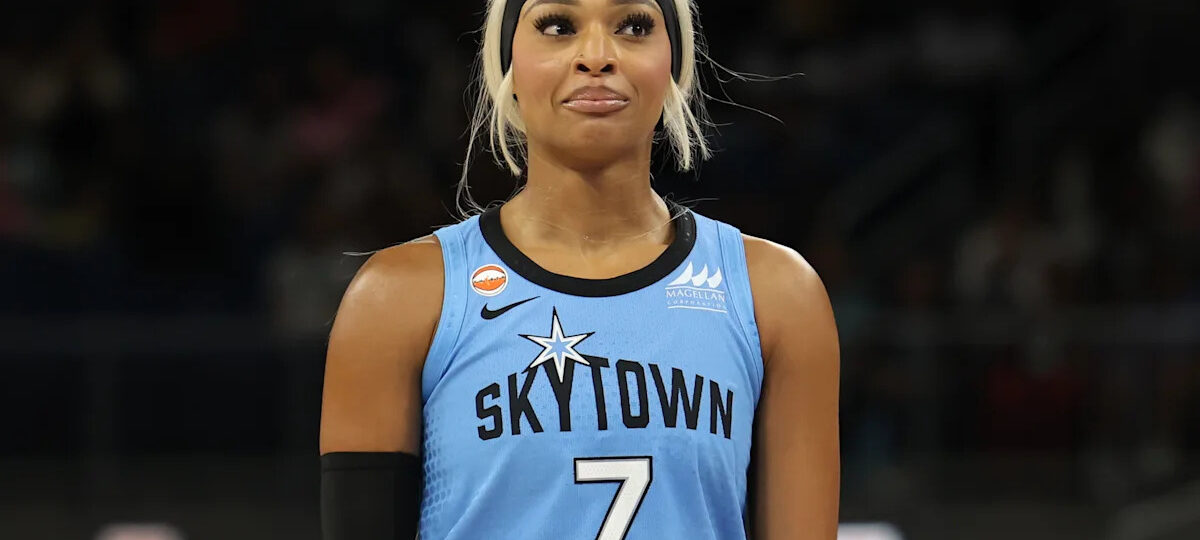 Sky's DiJonai Carrington ejected for flagrant 2 foul on Fever's Sophie Cunningham, who's held back after whistle