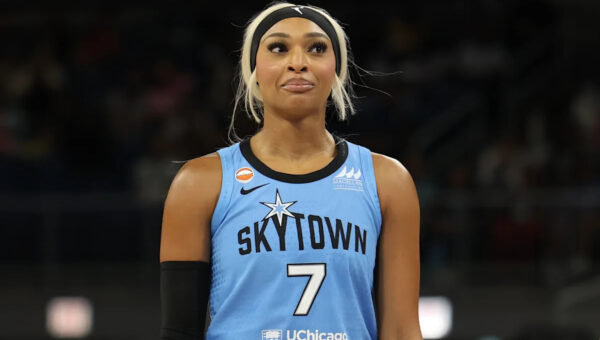 Sky's DiJonai Carrington ejected for flagrant 2 foul on Fever's Sophie Cunningham, who's held back after whistle