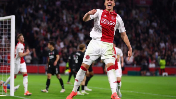 PSG have tabled €40m bid to Ajax for Mika Godts