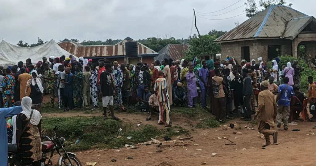 Osun Decides: Fight breaks out as APC running mate arrives Deputy Gov’s polling unit [VIDEO]