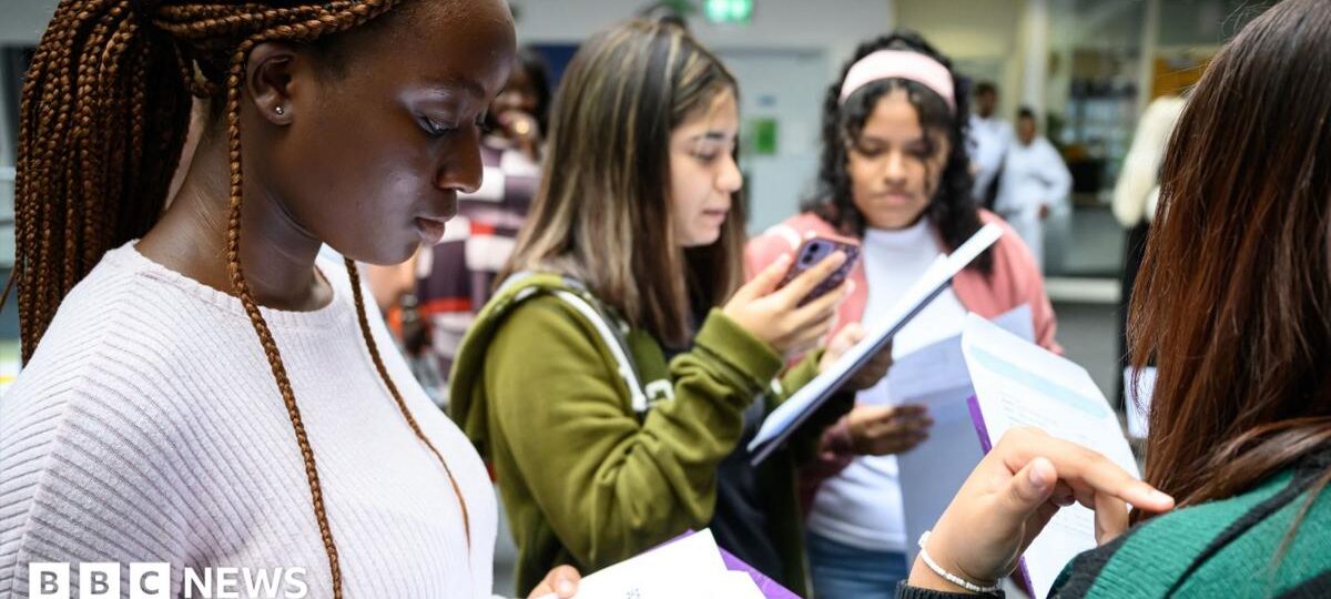 How do the 9-1 GCSE grade boundaries work in England?