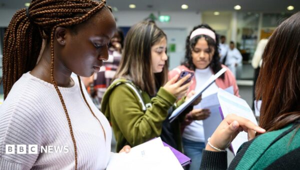 How do the 9-1 GCSE grade boundaries work in England?