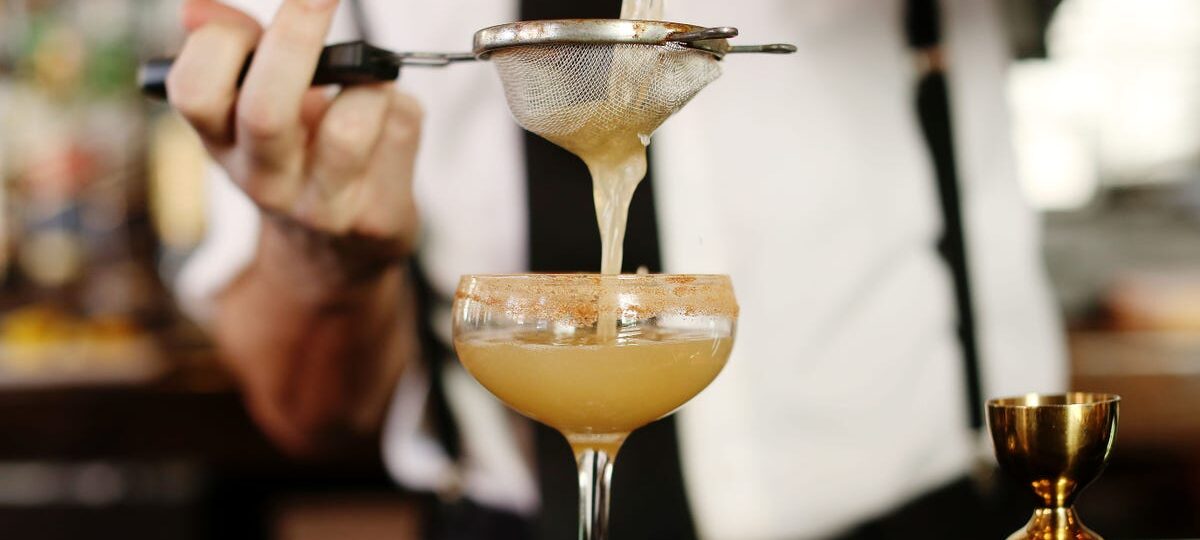 A bartender shares the 5 red flags she always looks for at a bar