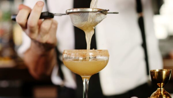 A bartender shares the 5 red flags she always looks for at a bar