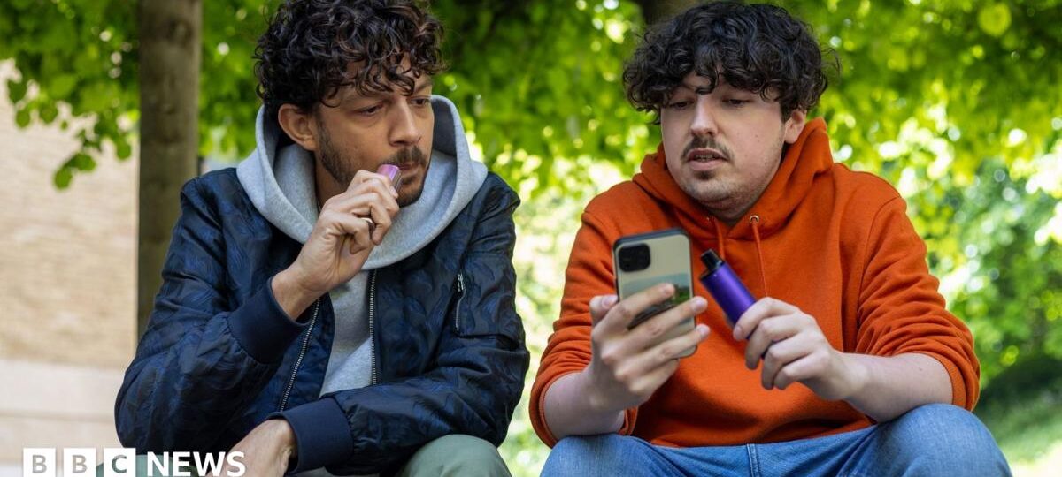 Nicotine vapes best chance to quit smoking, major review finds