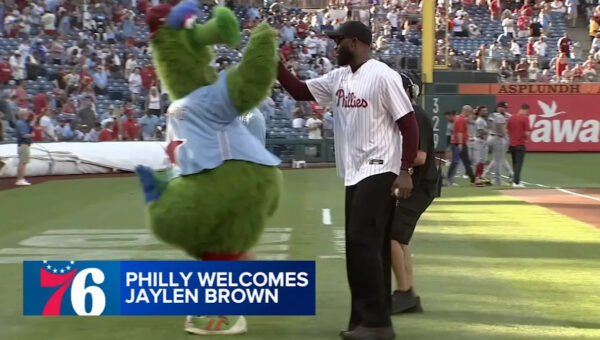 New 76ers star Jaylen Brown welcomed to the city, throws out first pitch at Phillies game
