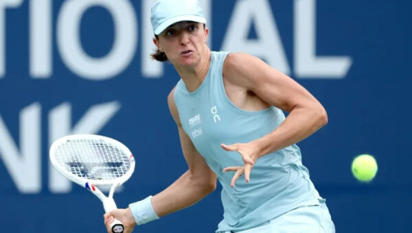 Swiatek dominates Shnaider to set up Toronto semi with Svitolina