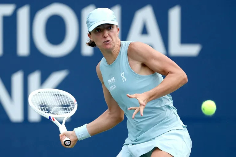 Swiatek dominates Shnaider to set up Toronto semi with Svitolina