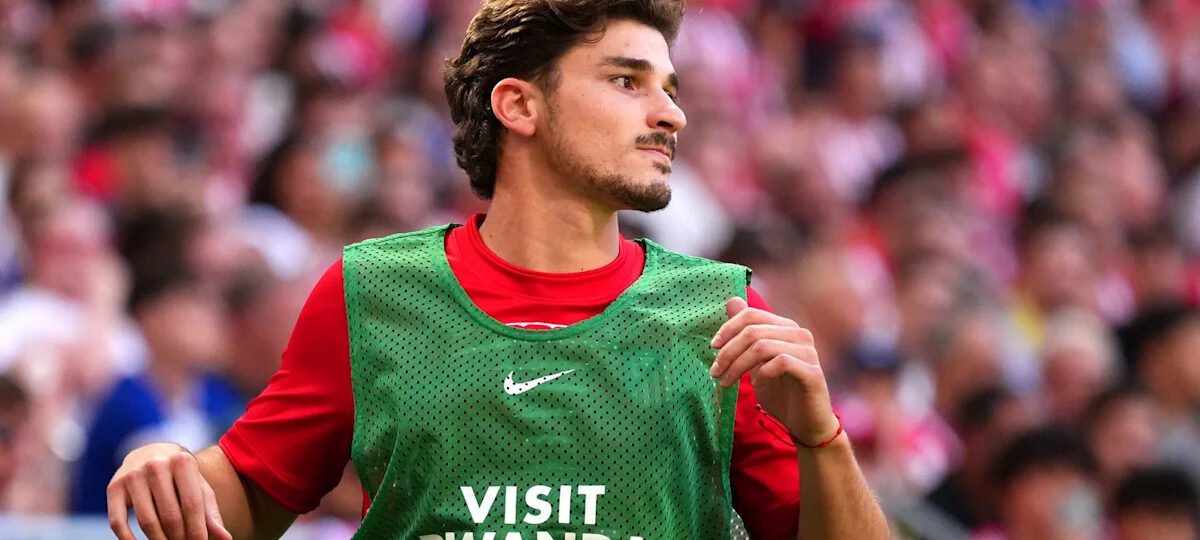 Atletico Madrid players would rather see Julian Alvarez leave, with Barcelona watching